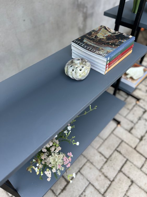 Restyling con vernici Novecento Paint di una vecchia libreria modulare anni 60, stile danese, amanda deni rosso tibet, restauro, pitture gesso, chalk paint, come riverniciare un mobile